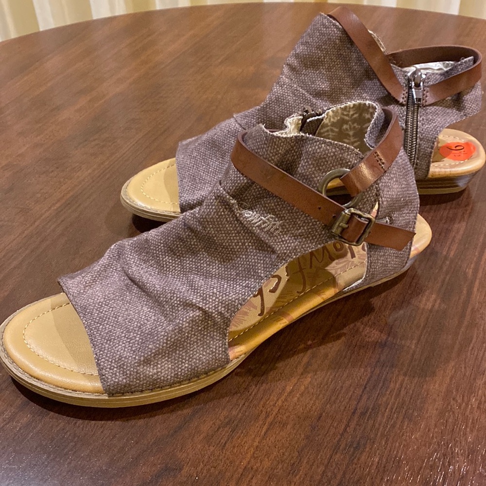 New!Blowfish, distressed, zippered booty sandals, SO comfy, fashion forward 9.5